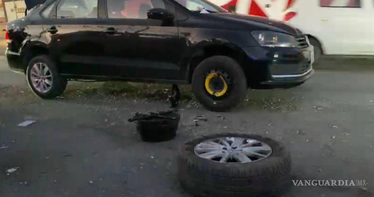 $!Conductores afectados detuvieron su marcha para revisar los daños en sus unidades.