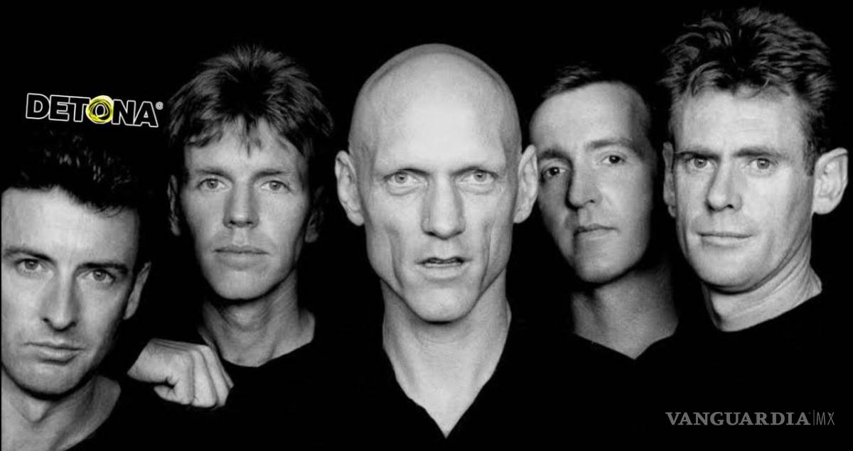 $!Al centro, Peter Garret, el músico de la banda de rock australiano, Midnight Oil.