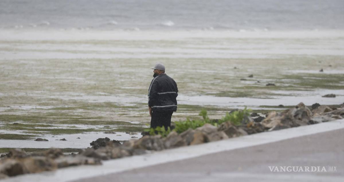 $!La tormenta se desplazaba tierra adentro, donde se prevé que pierda fuerza.
