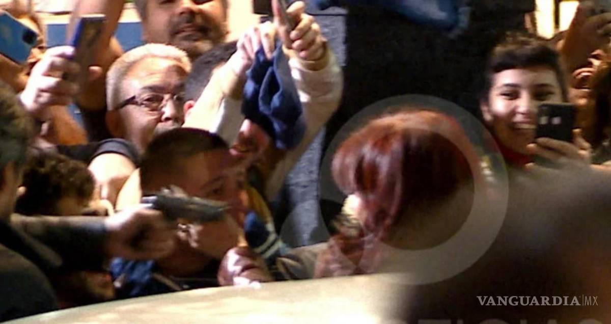 $!La vicepresidenta argentina vio muy cerca el cañón del arma.