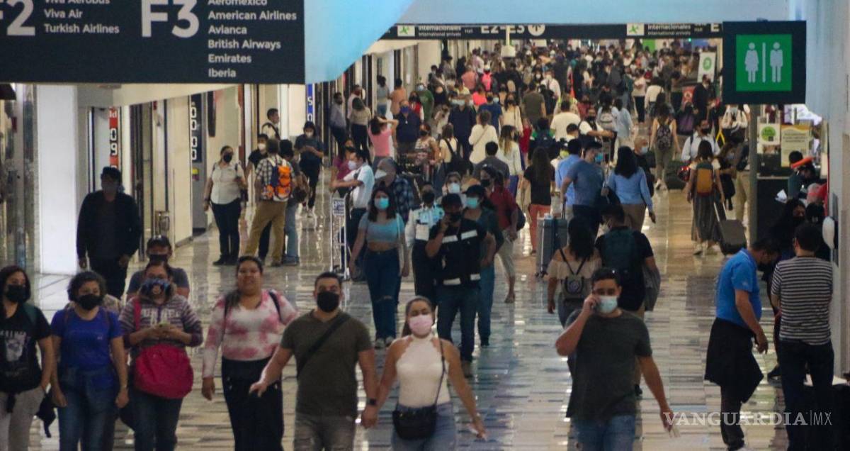 $!14 de abril de 2022. En jueves Santo muchas personas continúan saliendo del Aeropuerto Internacional Benito Juárez en CDMX.