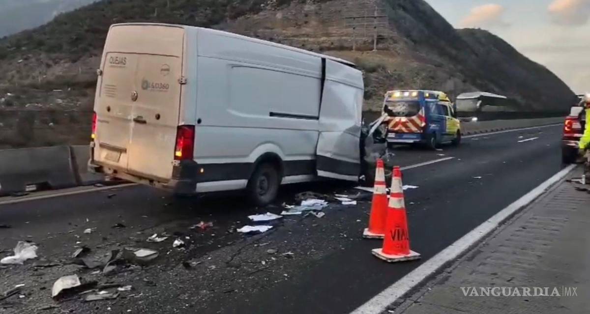 $!La camioneta Crafter quedó severamente dañada tras el choque por alcance con el tractocamión.