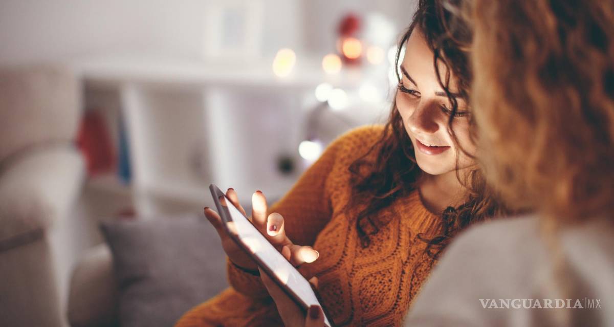 $!Madre explicando a su hija el uso seguro de un dispositivo.