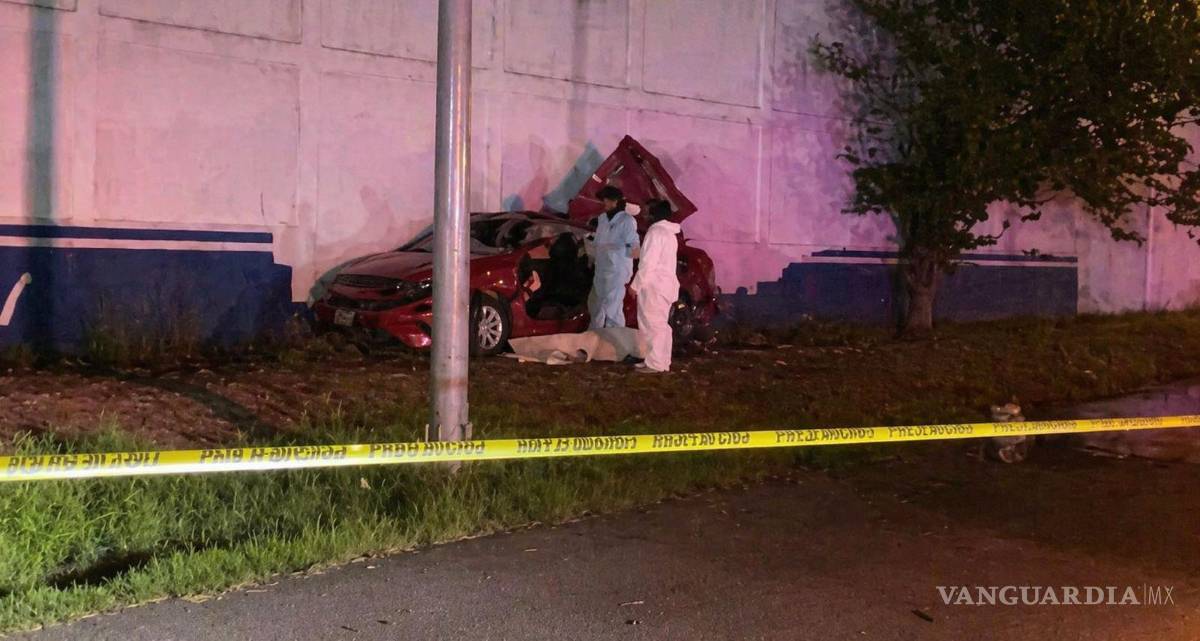 $!Choque frontal contra tráiler deja una persona sin vida tras invadir carril contrario, en Ramos Arizpe