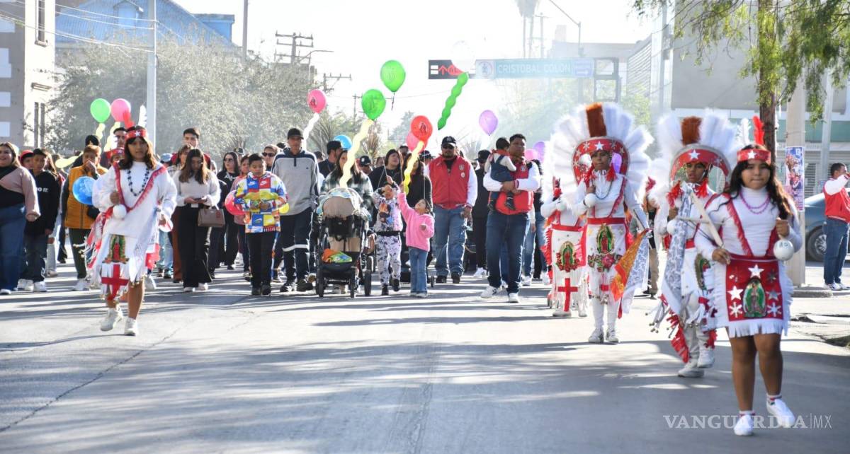 $!Réplicas de locomotoras encabezaron el recorrido por la prolongación Colón hasta la parroquia guadalupana.
