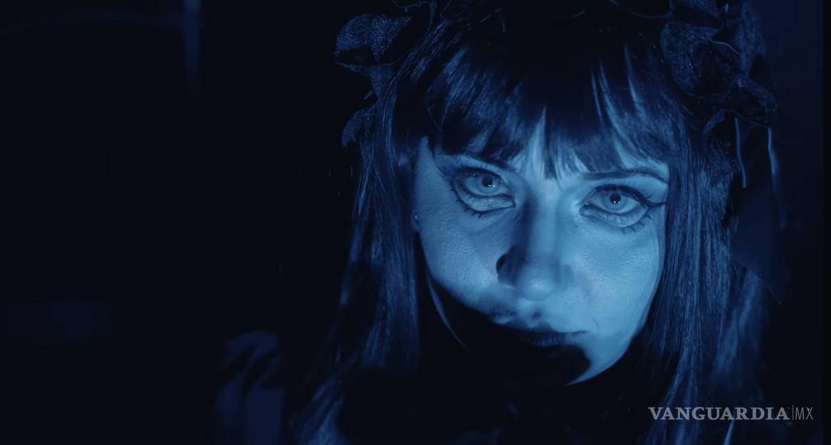 $!Cantante estrena video musical grabado en el Museo de la Muñeca de Saltillo