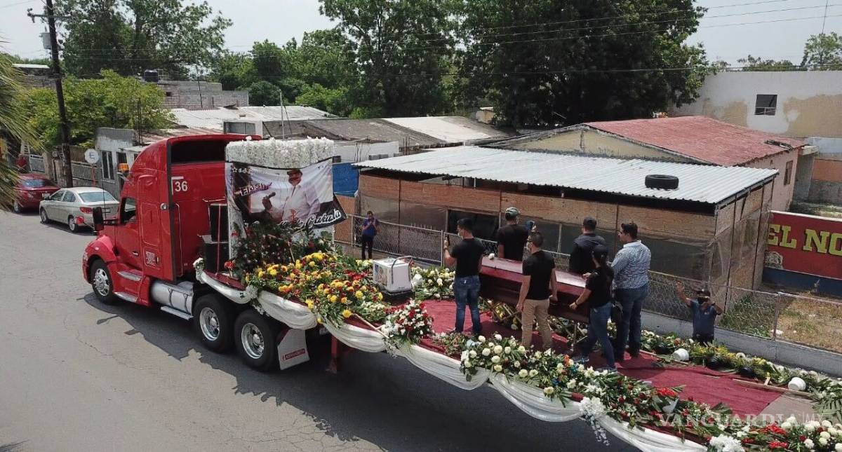 $!Sin respetar contingencia, decenas despiden a director del Grupo Flash en Nueva Rosita