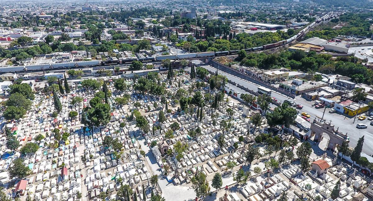 $!Llenan de vida los panteones en Saltillo