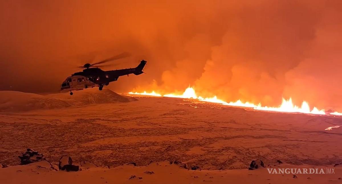 $!La Oficina Meteorológica y Sismológica de Islandia (MET) informó en las últimas horas de este lunes que un volcán hizo erupción a cerca de 4 kilómetros al noreste de la ciudad de Grindavík.