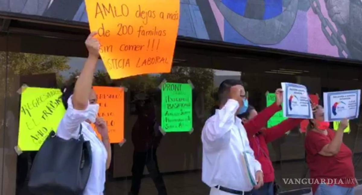 $!Maestros de inglés toman instalaciones de Secretaría de Educación de Coahuila