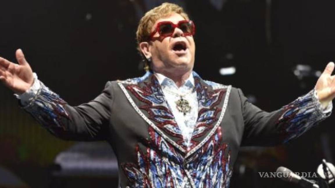 Elton John da positivo a COVID y pospone dos conciertos en EU
