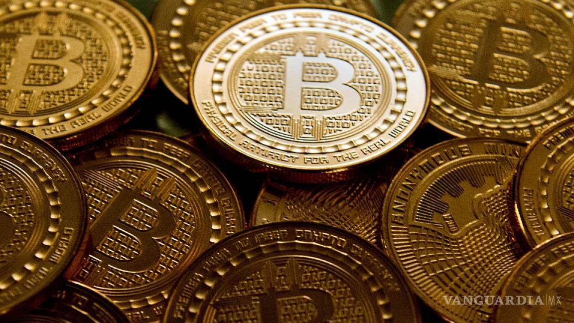 El bitcoin sigue cayendo, apenas supera los 5 mil dólares