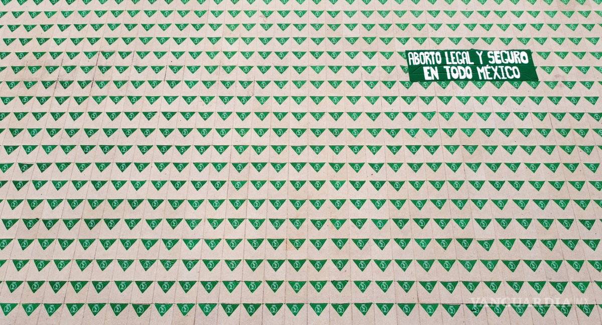 $!Monumento a la Revolución se viste de verde por el Día de Acción Global por un Aborto Legal (fotos)