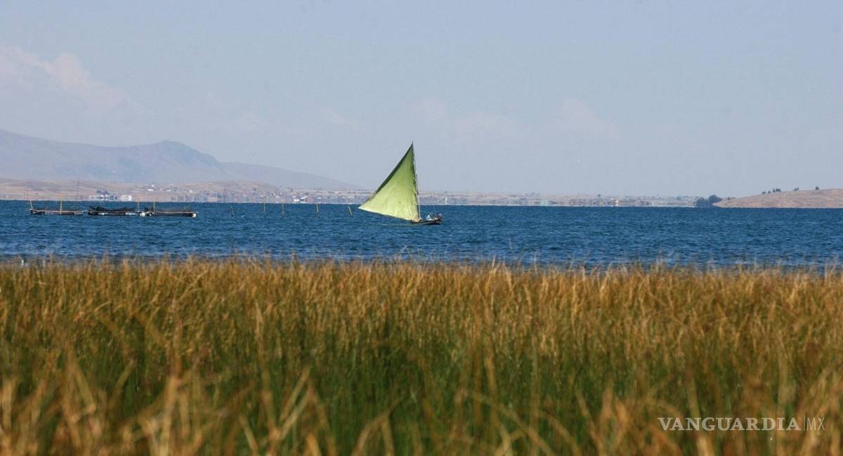 $!Un pescador navega por las aguas del lago Titicaca, en Bolivia. EFE/Leo La Valle
