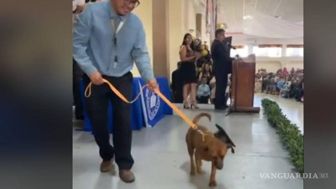 $!Los directivos y alumnos decidieron reconocer formalmente a “El Cejas” con un certificado.