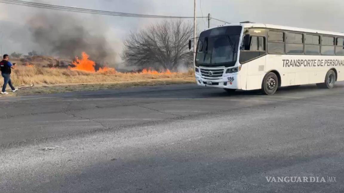 Incendio de maleza moviliza a autoridades, en Saltillo; detienen a dos