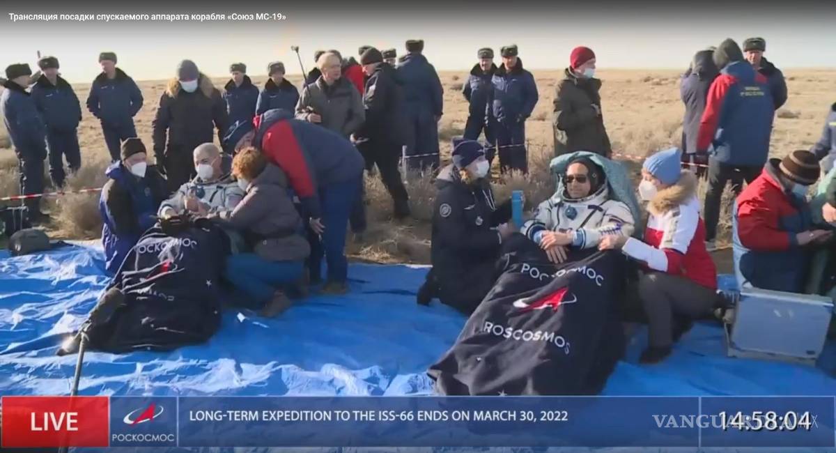 $!Mark Vande Hei (i) y el cosmonauta ruso Anton Shkaplerov (d) poco después del aterrizaje de la cápsula espacial Soyuz MS-19 en Zhezkazgan, Kazajstán.