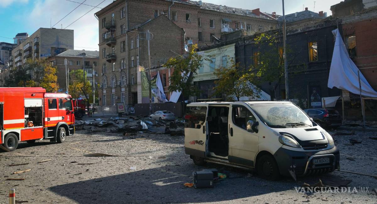 $!Automóviles y edificios dañados vistos en la escena del bombardeo ruso en Kiev, Ucrania.