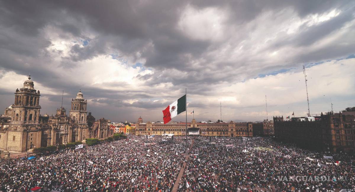 $!El Zócalo de la Ciudad de México se vio inundado de simpatizantes de Morena, algunos de ellos señalados como “acarreados”.