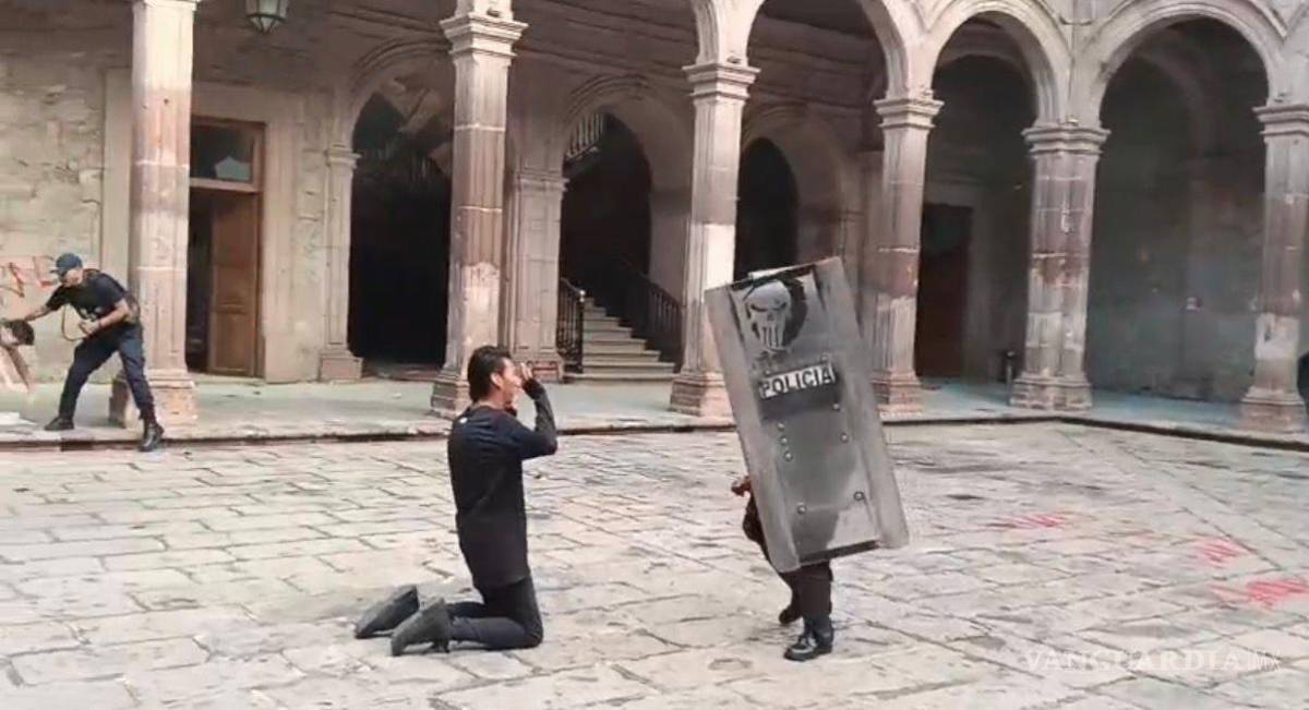 $!Raúl Meza Abonce, el joven detenido y torturado el pasado 2 de noviembre durante una protesta para exigir justicia por el asesinato de Carlos Manzo en Morelia, Michoacán, fue liberado.