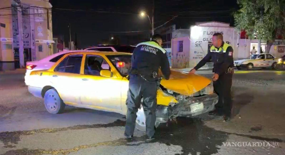 $!El taxi involucrado en el percance permaneció en el sitio del accidente mientras su conductor dialogaba con las autoridades y con el otro automovilista para determinar la responsabilidad del choque.