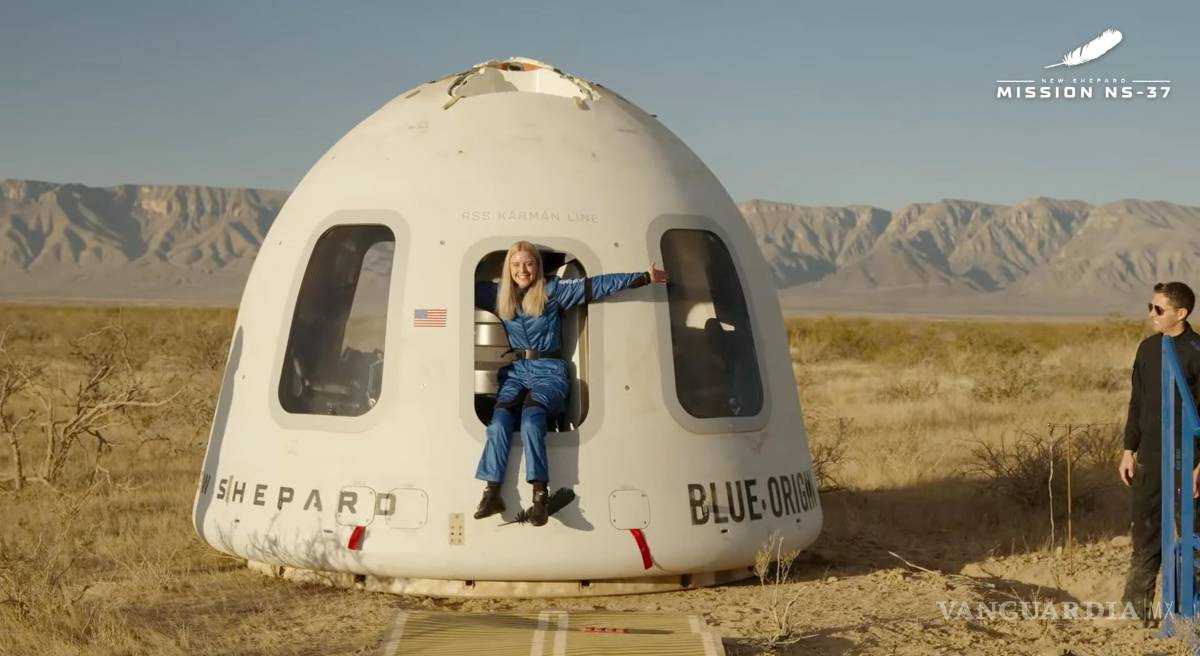 $!Michaela Benthaus posa tras el aterrizaje de la cápsula de Blue Origin en el oeste de Texas.