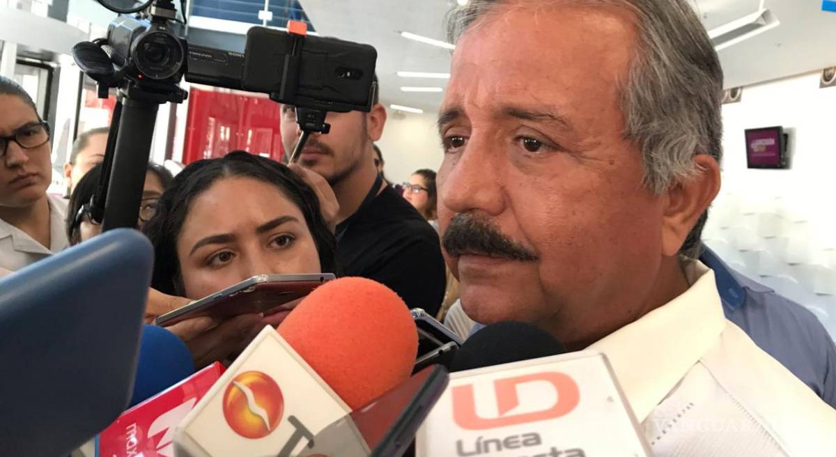 $!¿Mucho calor? Hija de alcalde de Culiacán se echa aire con billetes de 500 pesos