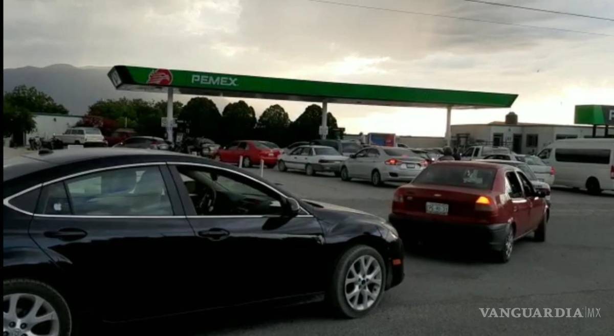 $!En imágenes se puede ver a ciudadanos haciendo largas filas para obtener la gasolina para sus vehículos.