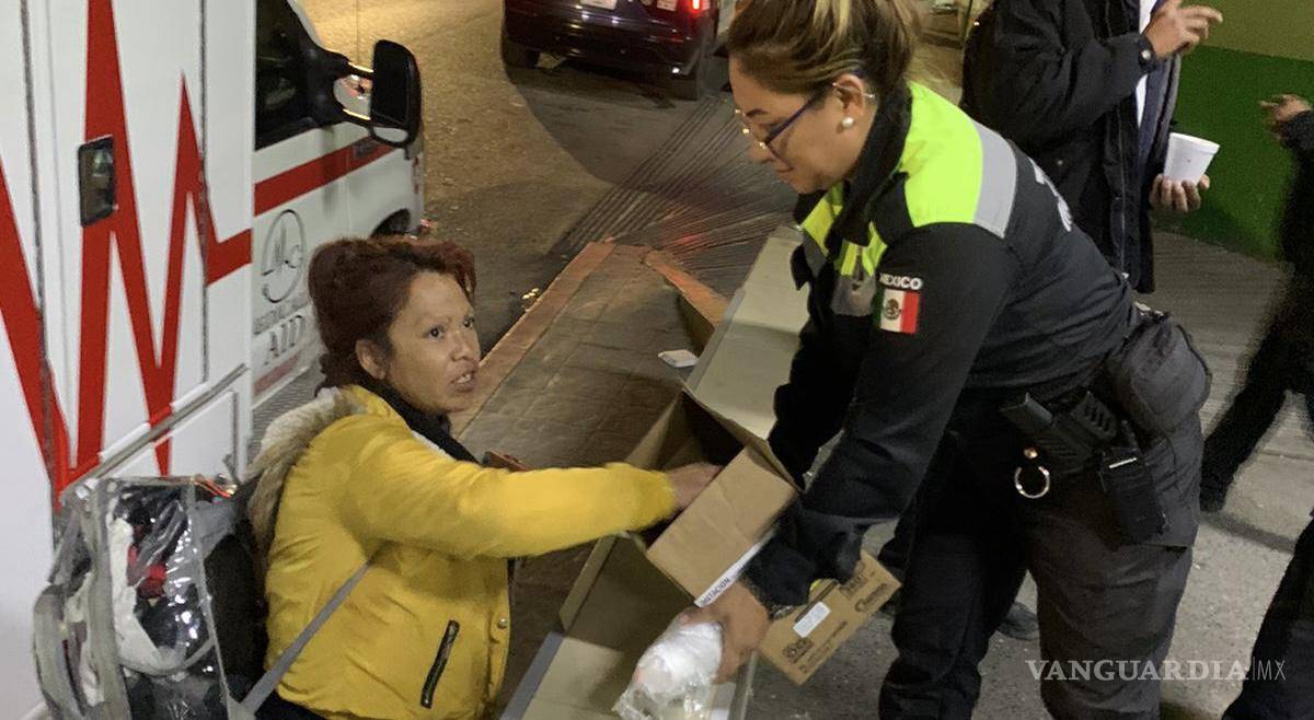 Regalan café y pan policías municipales en el exterior de la Clínica 1 del IMSS de Saltillo