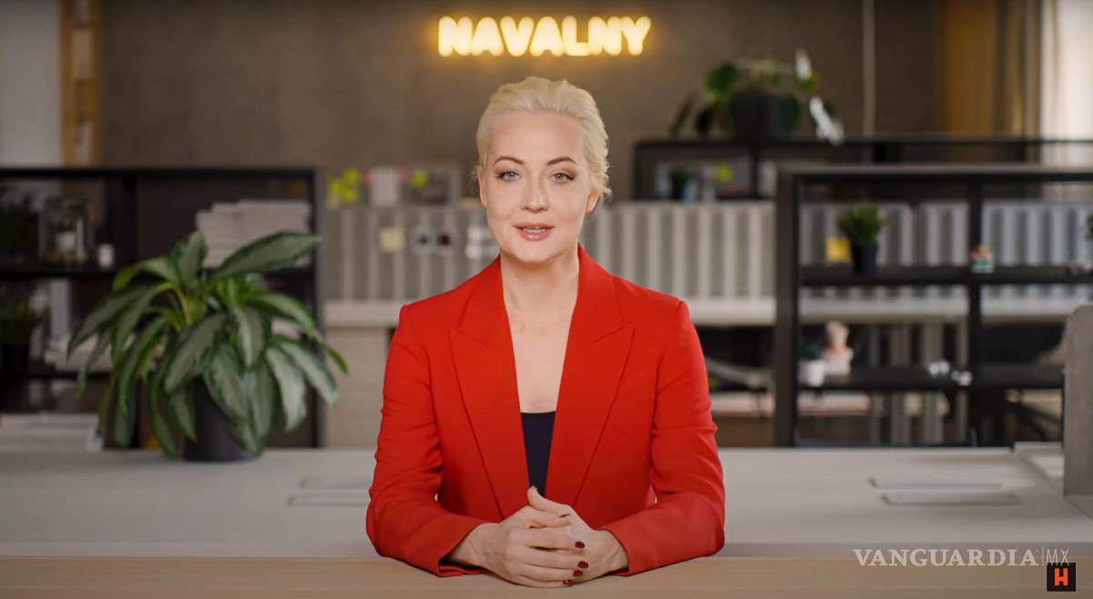 $!Yulia Navalnaya, esposa de Alexei Navalny, hablando pidió a sus seguidores a unirse a una protesta por las elecciones presidenciales.