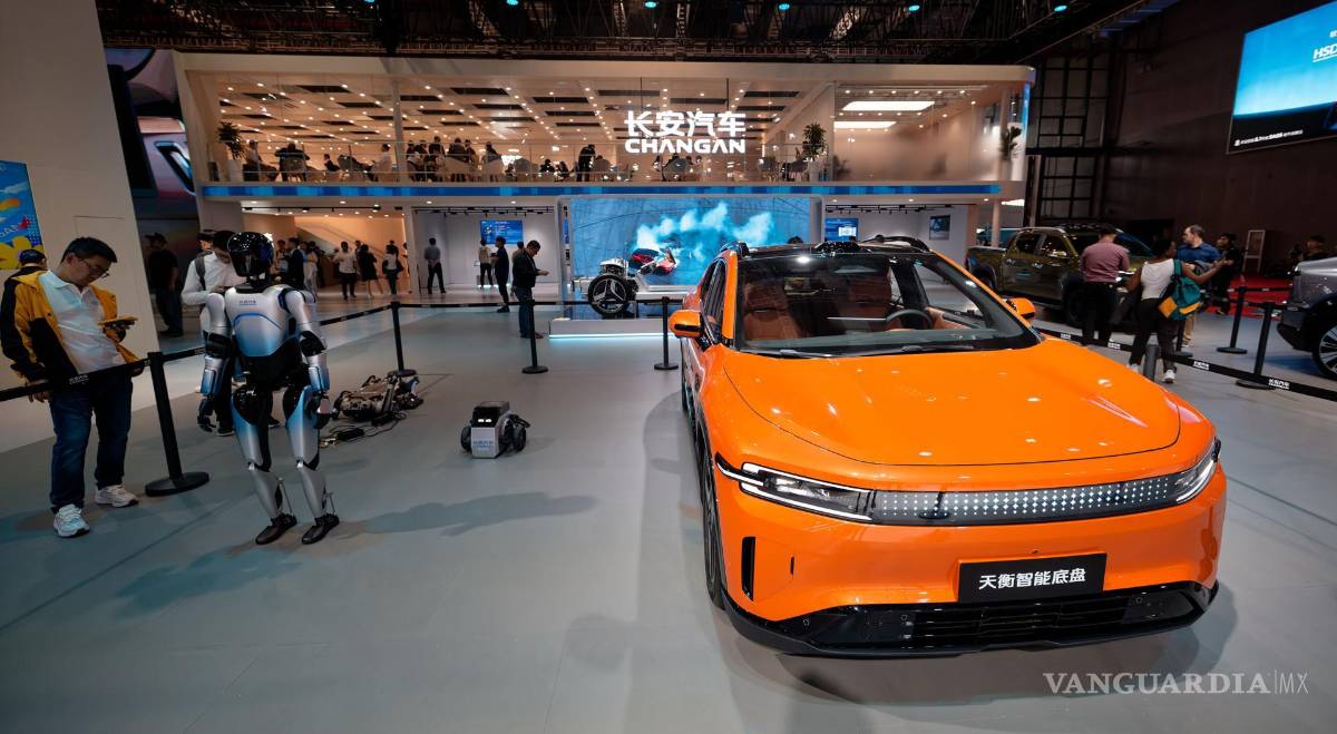 $!Los visitantes observan un vehículo conceptual en exhibición en el stand de Changan durante el Salón del Automóvil de Shanghái, China.