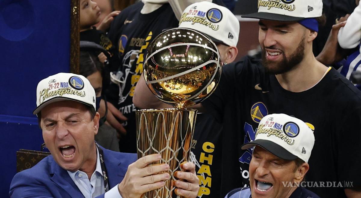 $!Los dueños de los Golden State Warriors, Joseph S. Lacob (i), y Peter Guber (d), sostienen el Trofeo Larry O’Brien.