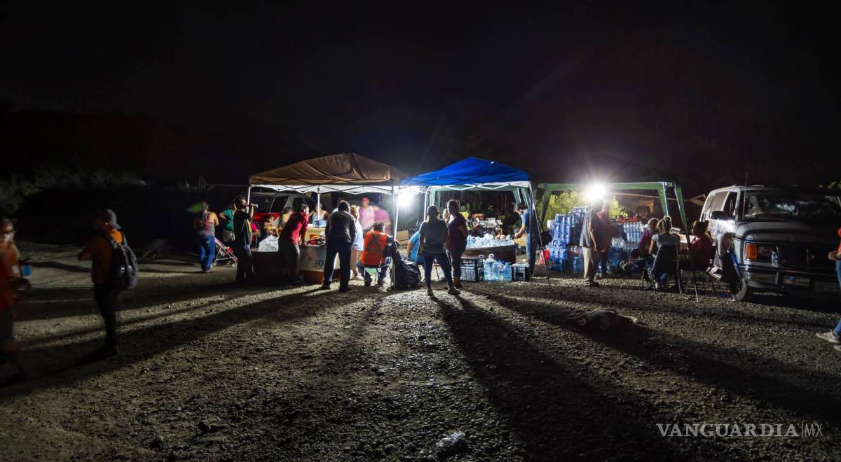 $!Momentos de espera durante la madrugada. Familiares pasaron noches en vela, únicos momentos de descanso frente a las altas temperaturas que ante la lluvia, sofocaba a quienes aguardaban.