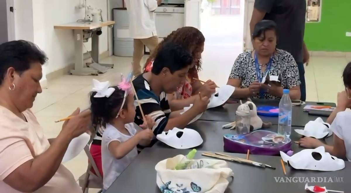 $!En la colonia del ISSSTE fue impartido el curso para la producción de máscaras.