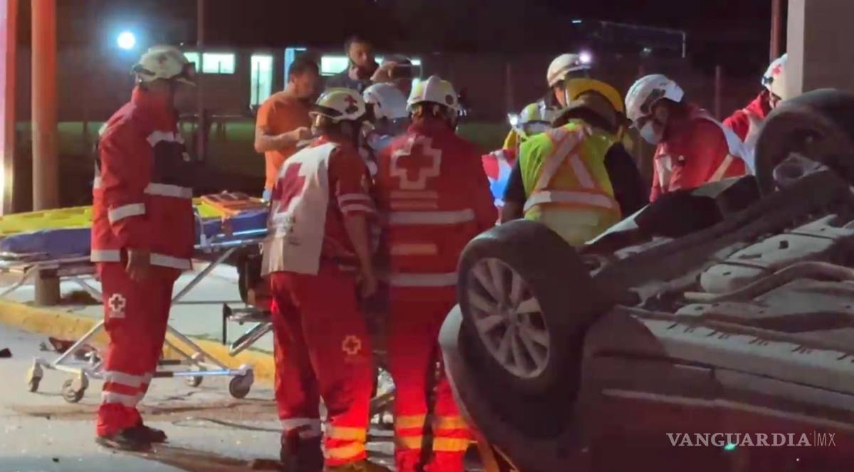 $!Paramédicos de la Cruz Roja y elementos de Bomberos brindaron atención a los lesionados en el Periférico.