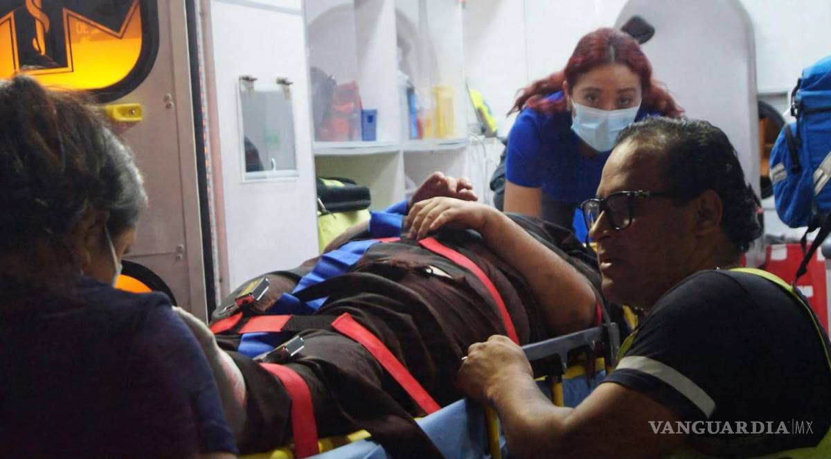$!Paramédicos trasladaron a Karen, de 26 años, después de que fuera atropellada cuando intentaba cruzar una vialidad de Misión Cerritos.