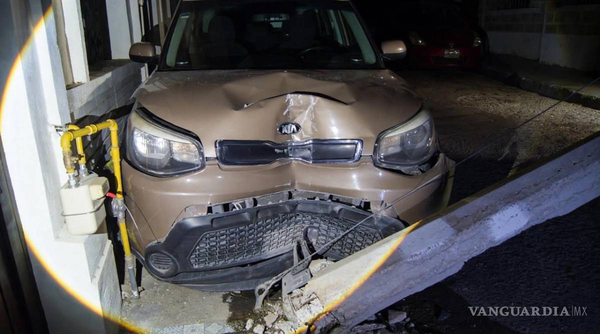 $!El Kia presentó daños en la parte frontal tras impactarse contra la base del poste.