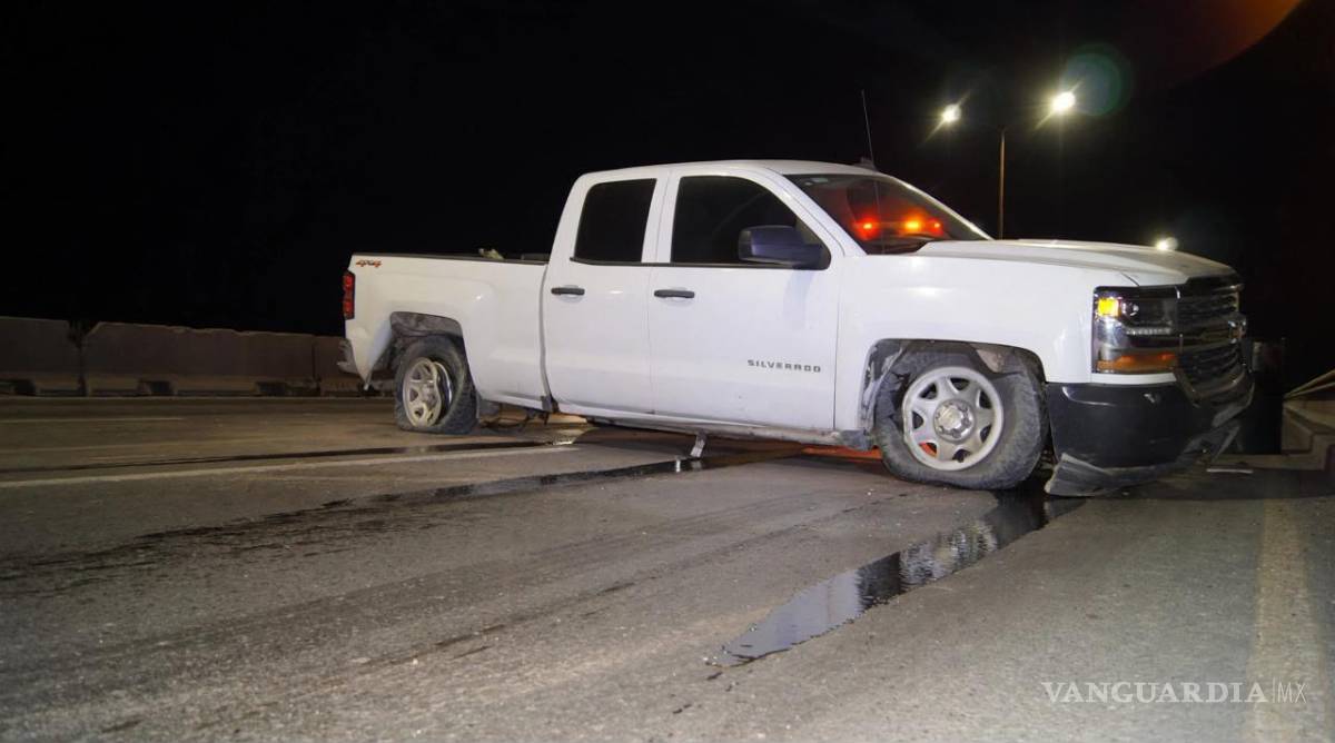 $!La Silverado sufrió daños en los neumáticos luego de impactar contra el cordón cuneta del paso elevado.