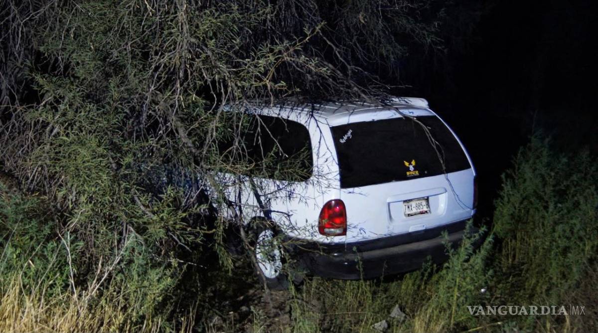 $!El conductor abandonó la unidad después del accidente y huyó con rumbo desconocido.