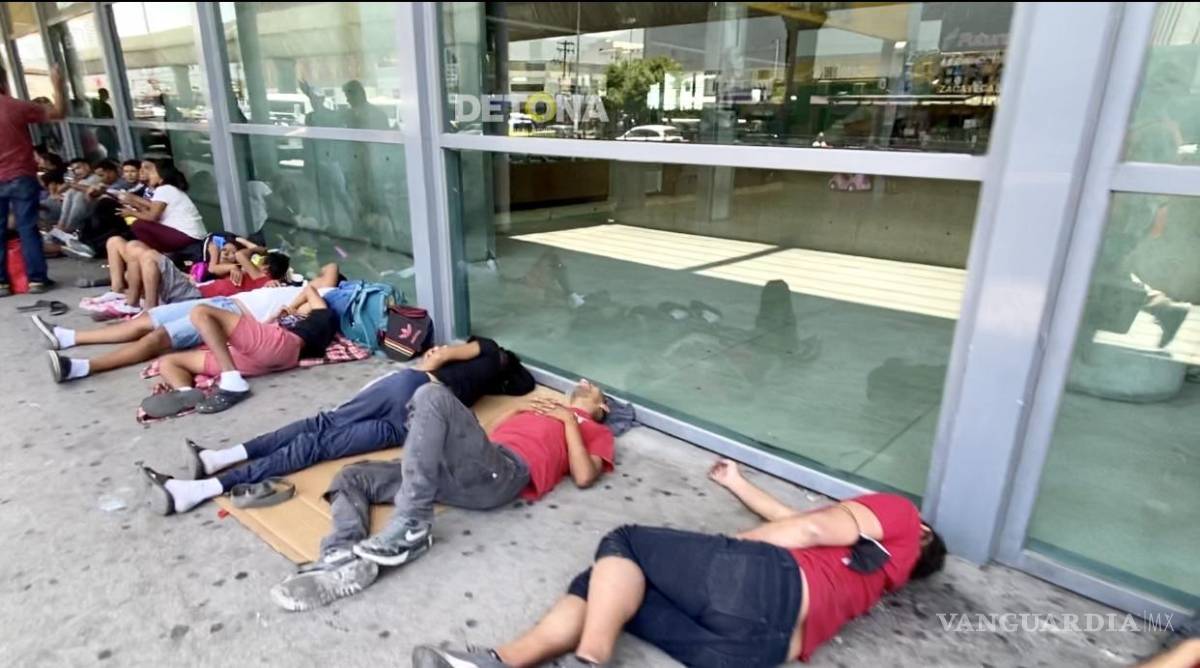 $!Por órdenes del INM, ninguna línea de autobuses foráneos puede vender boletos a los centroamericanos que buscan llegar a la frontera desde Monterrey.