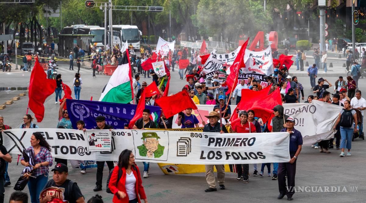 $!CIUDAD DE MÉXICO, 26JUNIO2026.- Madres y padres de los 43 estudiantes desaparecidos de la Escuela Normal Rural “Raúl Isidro Burgos” de Ayotzinapa, acompañados por estudiantes normalistas, participan en la 141 Acción Global por Ayotzinapa y México, durante la marcha que partió del Ángel de la Independencia con destino al Hemiciclo a Juárez para exigirle al gobierno federal avances en la investigación para saber el paradero de los jóvenes. FOTO: ESTRELLA JOSENTO/CUARTOSCURO.COM