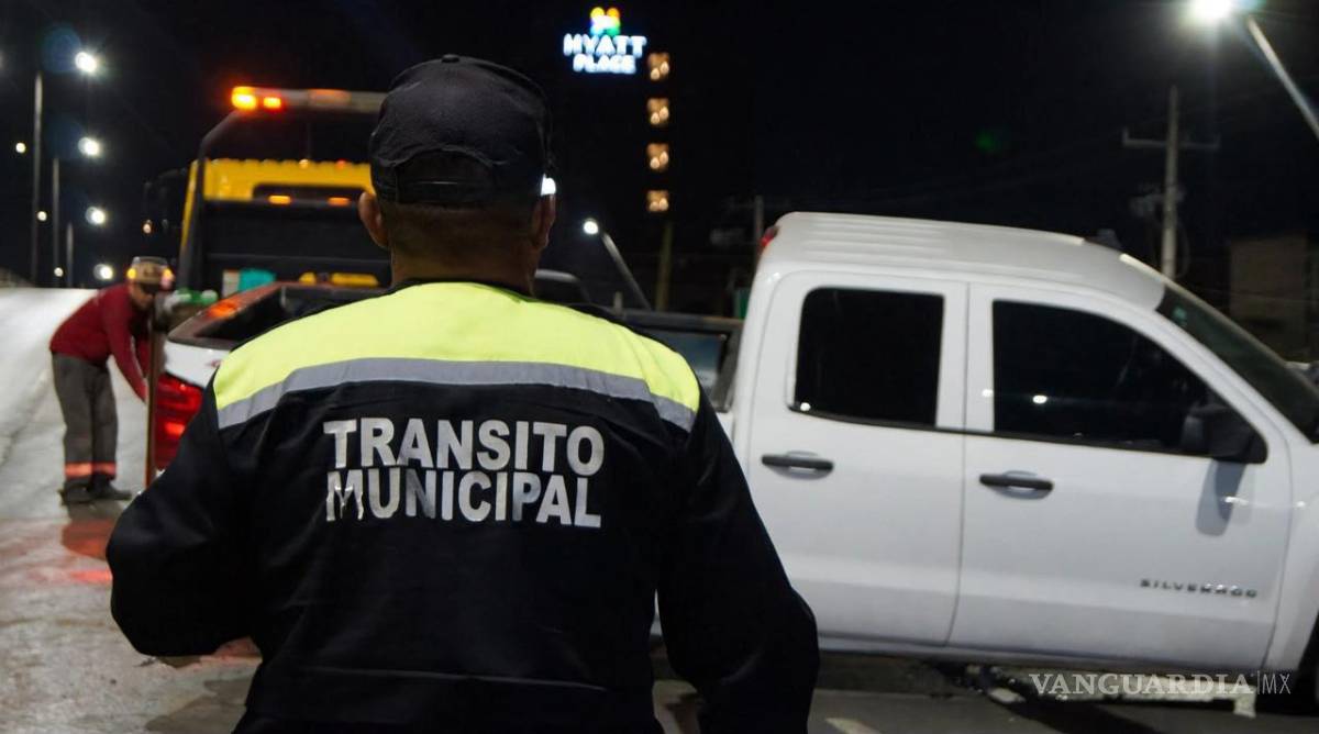 $!Elementos de Tránsito Municipal abanderaron la zona mientras se realizaban las maniobras para retirar la camioneta.