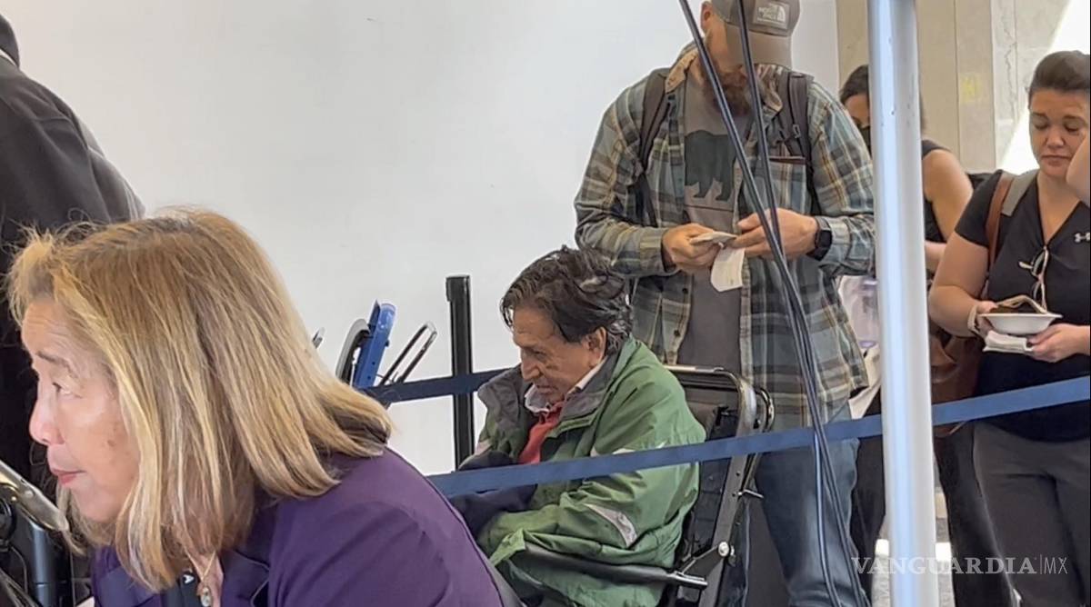 $!Captura de un video donde se puede ver al expresidente peruano Alejandro Toledo esperando para volar desde el Aeropuerto Internacional de San Francisco al de Los Ángeles.