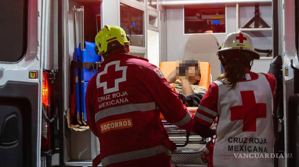 $!El lesionado presentó una probable fractura en la clavícula derecha, además de diversos golpes, por lo que fue necesario trasladarlo para recibir atención médica.