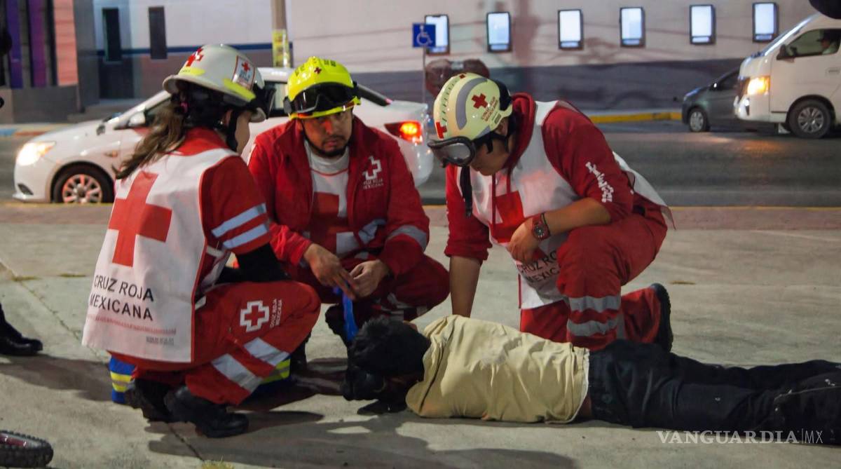 $!Paramédicos de la Cruz Roja atendieron al joven de aproximadamente 20 años, quien quedó lesionado tras caer de su bicicleta en el bulevar Carlos Abedrop Dávila.