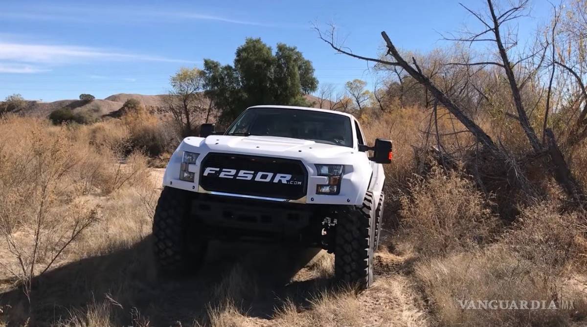 $!La Ford F-150 Raptor se queda 'chica' ante la MegaRaptor