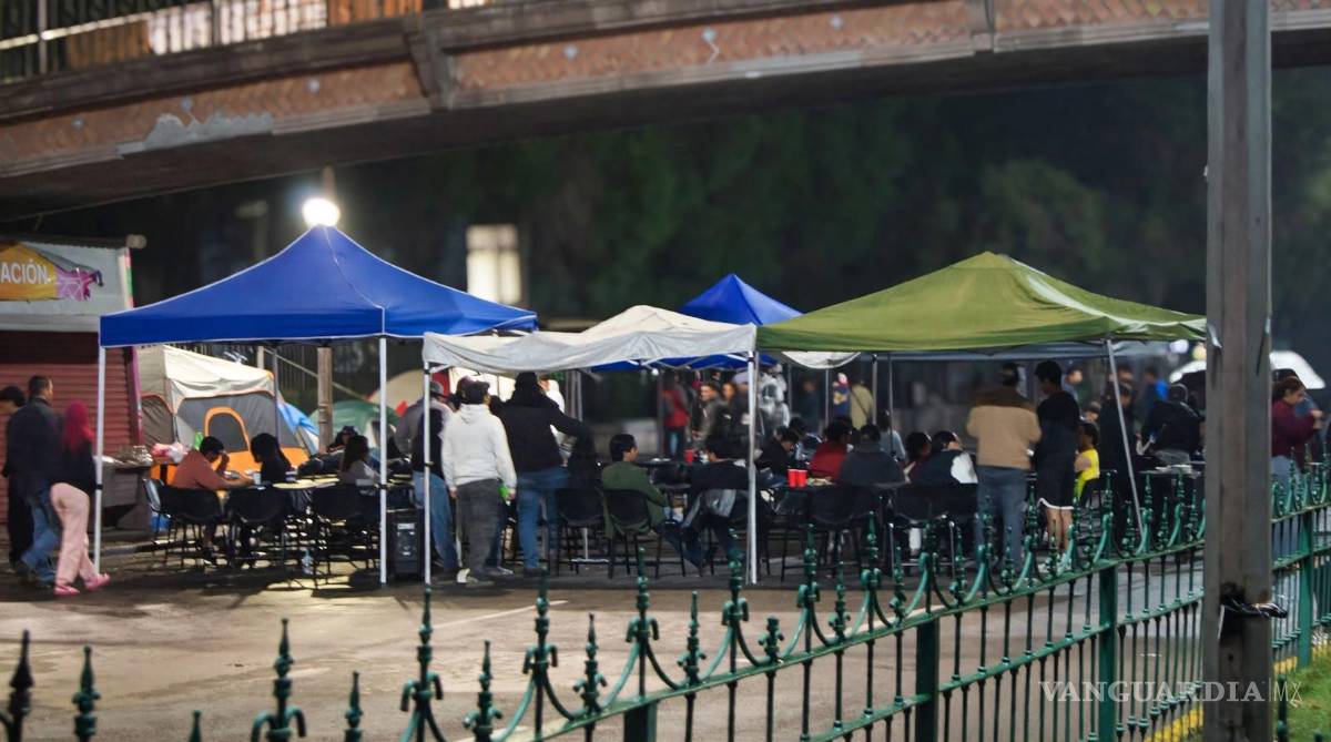 $!Los manifestantes solicitaron apoyo de la ciudadanía con alimentos y bebidas calientes, luego de pasar la noche en el plantón y ante el inicio de las lluvias.