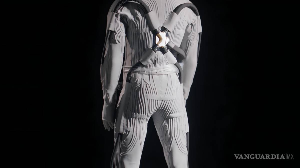 $!Detalle de la parte trasera de la prenda de ventilación y refrigeración líquida diseñada por Prada para los astronautas de la misión Artemis de la NASA.