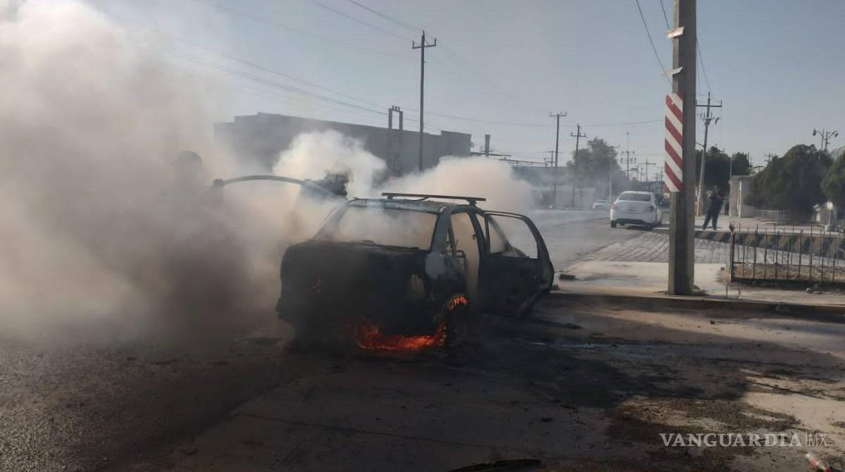 $!Se incendia auto cerca del Parque Industrial Ramos Arizpe