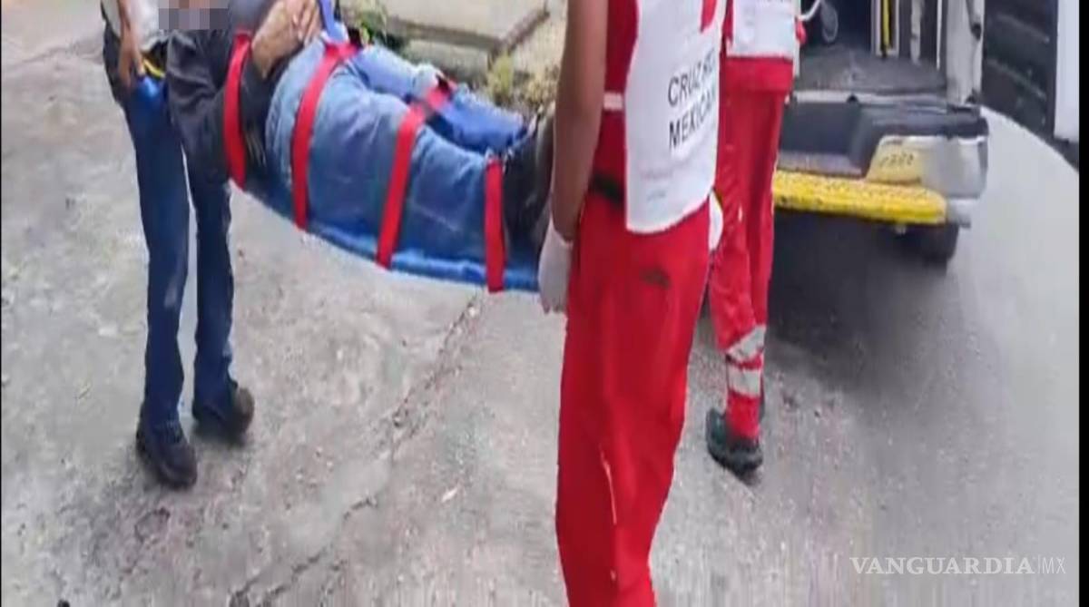 $!El afectado fue trasladado al Centro de Salud luego de recibir los primeros auxilios en el lugar.
